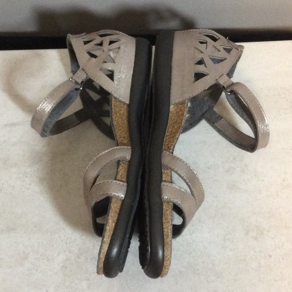 40 Naot metallic silver strap sandals - Picture 6 of 11